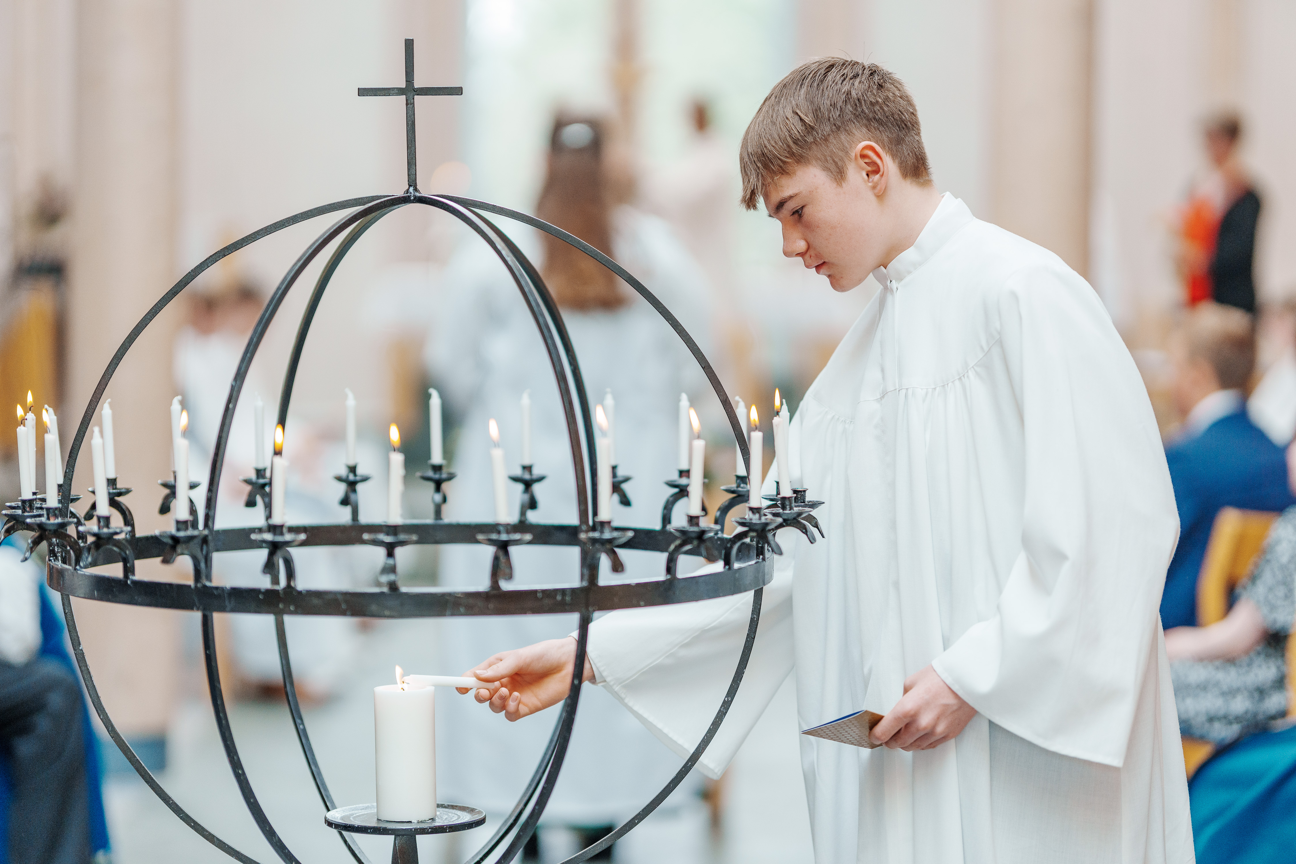 Konfirmant tenner lysglobe